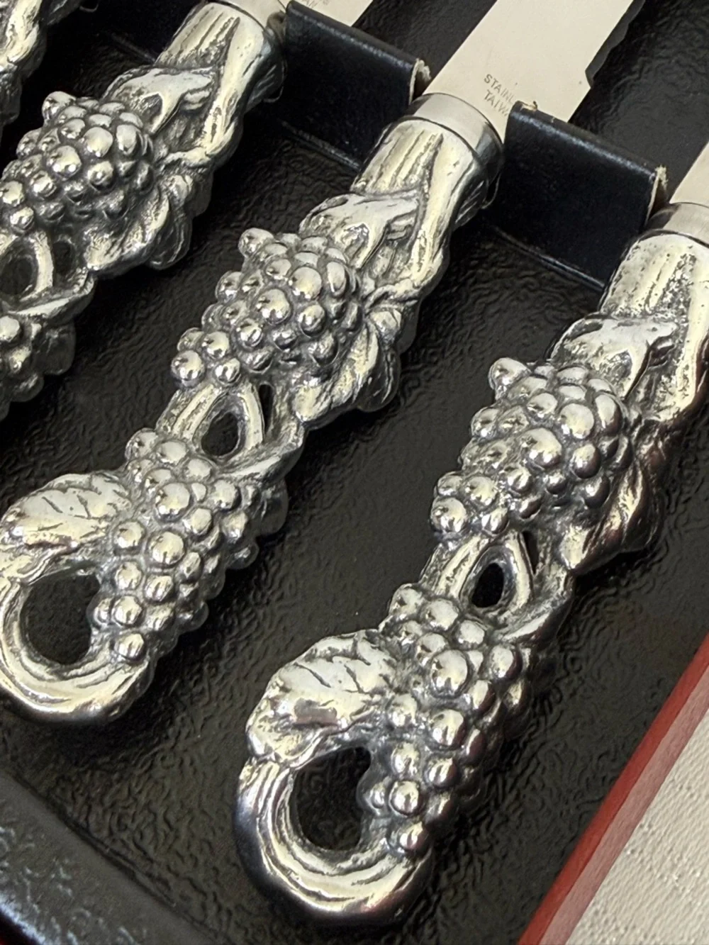 Arthur Court Grape Steak Knives Set of 4 Boxed + 4 Hors d’Oeuvre Plates